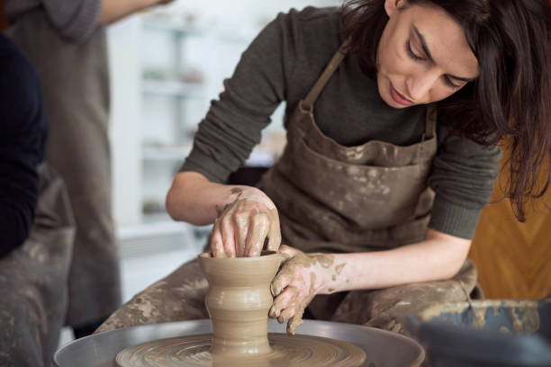 What are the two types of pottery wheels?